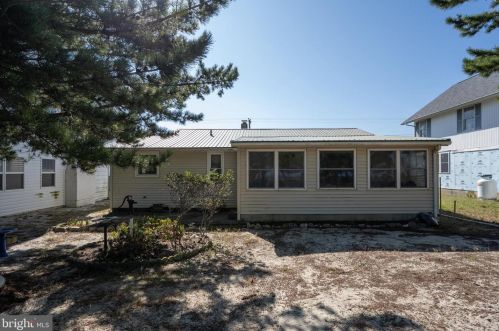 395 Bay Ave, Slaughter Beach, DE 19963-4910