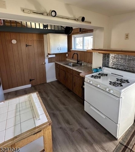 30 Woodside Dr, West Milford NJ  07480-4247 exterior