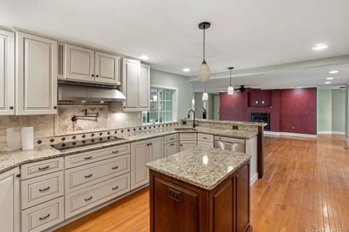 1 Barn Hill Rd, Bloomfield CT  06002-1218 exterior