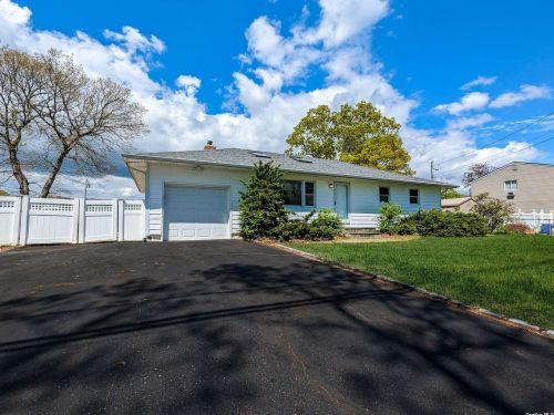 140 Sheets Ave, Holbrook, NY 11741-3221