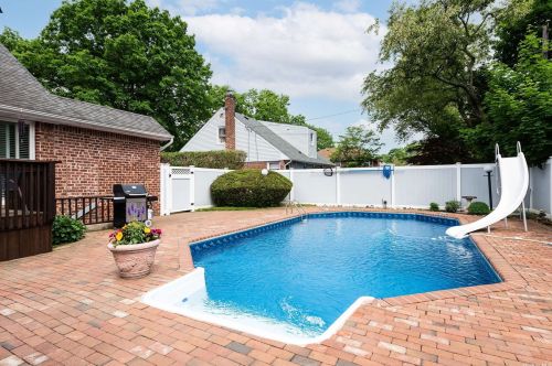 18 Reed Ln, Westbury NY  11590-1943 exterior