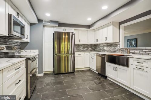 1502 Deer Point Way, Herndon VA  20194-1584 exterior