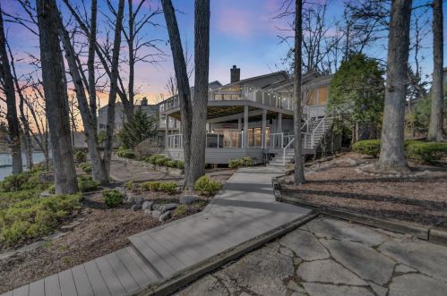 211 Regency Ct, Valpo, IN 46385-8072
