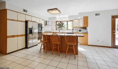 1095 Mayflower Ct, Martinsville NJ  08836-2326 exterior