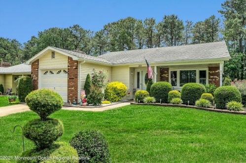 209 Courtshire Dr, Bricktown, NJ 08723-7141