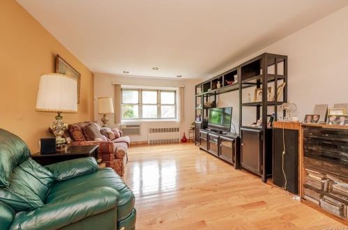 179 Drake Ave, New Rochelle, NY 10805-1759
