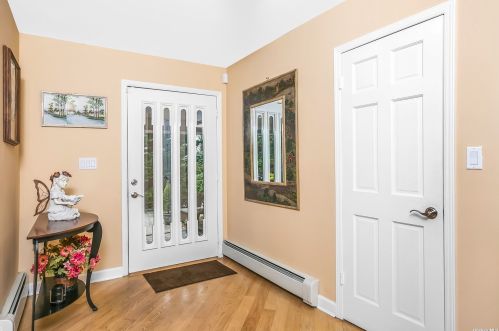 22 Stonywell Ct, Huntington Station NY  11746-5423 exterior