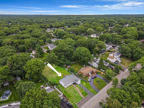 327 Peconic St, Hauppauge, NY 11779-6810
