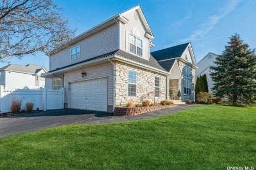 1 Peachtree Ct, Holtsville, NY 11742-2534