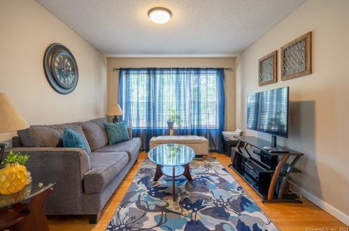 27 Pease Rd, East Windsor CT  06016-9002 exterior