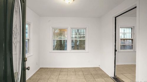 3 Wallace Ct, Bridgeport, CT 06605-1529