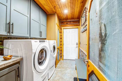 2717 Beaumont Ave, Waterford WI  53185-4933 exterior