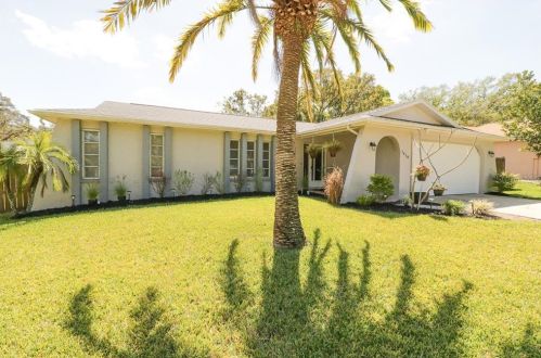 1418 Red Oak Dr, Tarpon Springs, FL 34689-3818