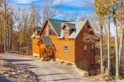 2636 Cloud View Dr, Pigeon Forge, TN 37862-1402