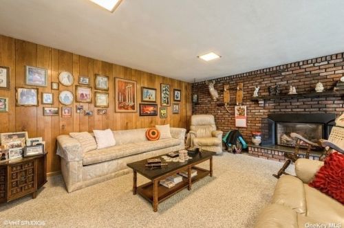 76 Shelbourne Ln, New Hyde Park NY  11040-1044 exterior