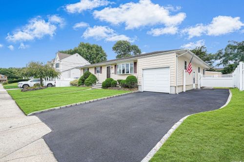 104 Baltimore St, Bayshore, NY 11706-5808
