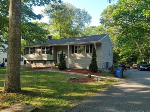 26 Inchcliffe Dr, Gales Ferry, CT 06335-1806