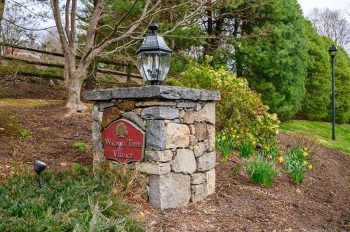 82 Haley Ln, Sandy Hook, CT 06482-1702