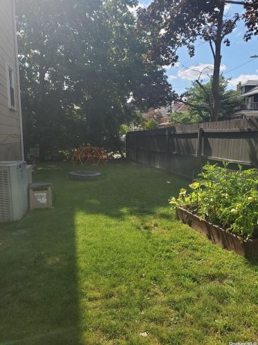 623 Beach 8th St, Far Rockaway NY  11691-5201 exterior