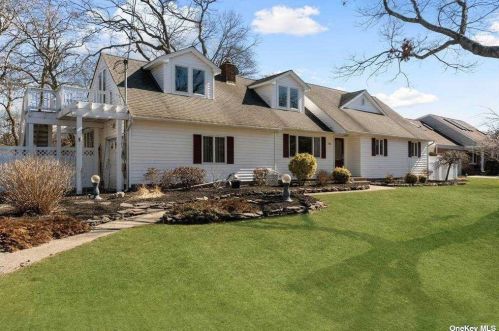 33 Bridle Way, Oakdale, NY 11769-2216