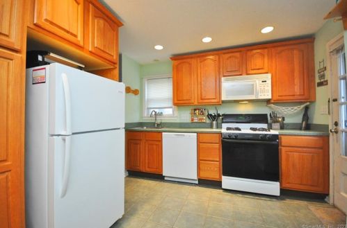 16 Oval Ln, Manchester CT  06040-4712 exterior