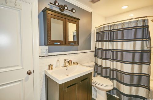 18 Pinewood Ln, New Hyde Park NY  11040-3321 exterior