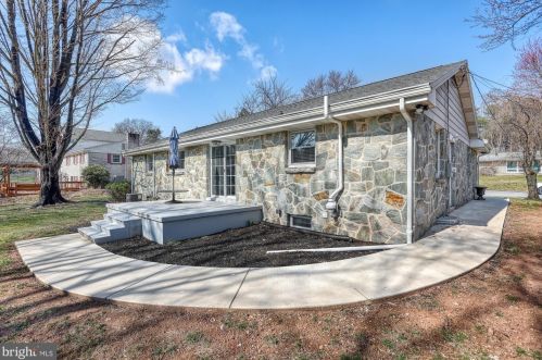 48 Valley Rd, Hummelstown PA  17036-9723 exterior