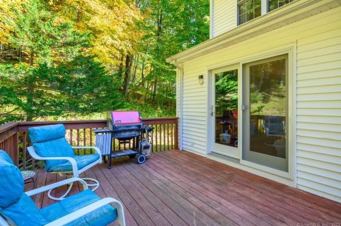 89 Berkshire Rd, Sandy Hook CT 06482-1425 exterior