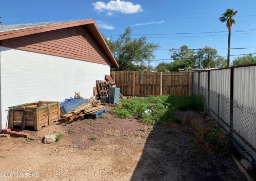 135 Blacklidge Dr, Tucson AZ 85705-3829 exterior