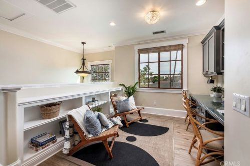 5250 Appian Way, Long Beach CA  90803-1901 exterior