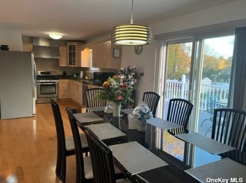 28 Hammond Rd, Elwood NY  11731-4810 exterior