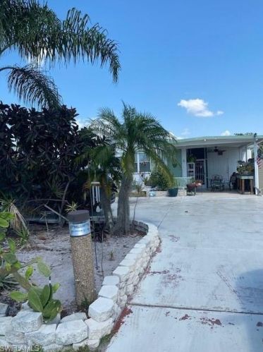 907 Manatee Rd, Naples, FL 34114-8266