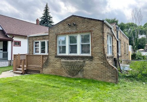 3051 52, Milwaukee WI 53219-4518 exterior