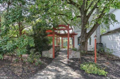 6411 Devonshire Hts Rd, Harrisburg PA 17111-4818 exterior