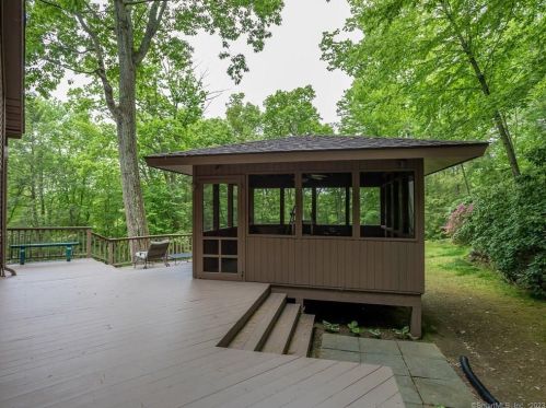 28 Garnet Rd, Roxbury CT  06783-2033 exterior