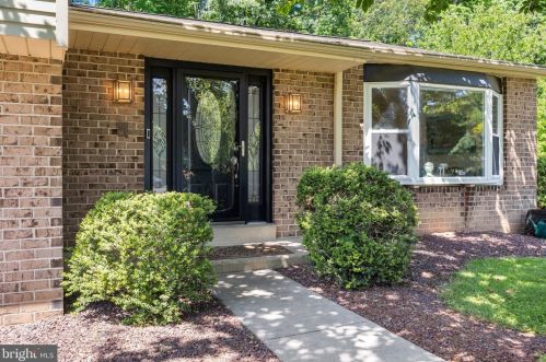 26 Ann Cir, Southampton, PA 18954-1604