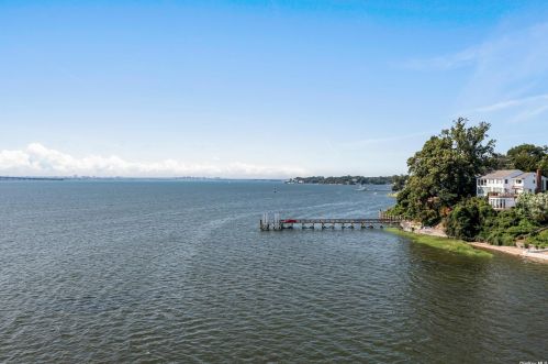 16 Shorecliff Pl, Great Neck, NY 11023-2016