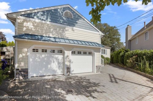 14 Perry Dr, Bricktown, NJ 08723-7522