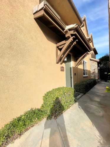 19537 Laroda Ln, Santa Clarita, CA 91350-3236