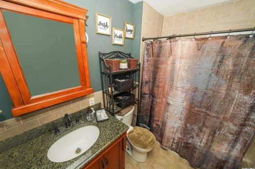 77 Lake St, North Lindenhurst NY  11757-5816 exterior