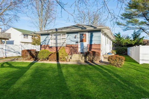 181 3rd St, Deer Park, NY 11729-6009