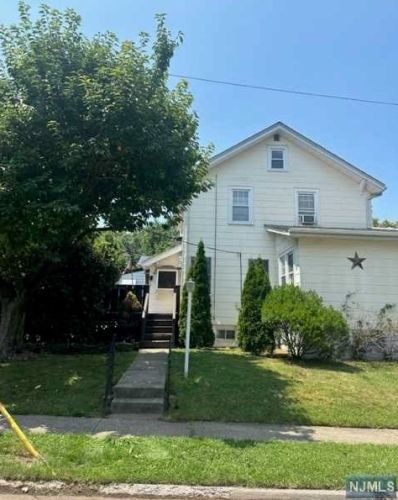 124 Hillside Ave, Teaneck NJ  07666-4011 exterior