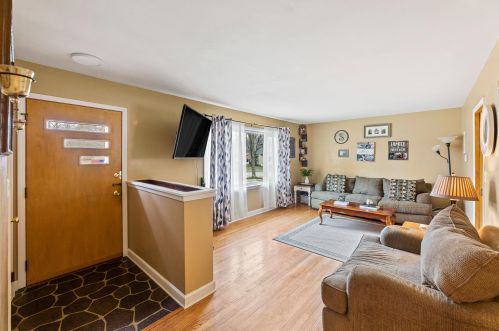 401 Downing Dr, Waukesha, WI 53186-6421