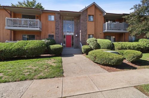 15 Riverview Dr, Bridgeport, CT 06606-5934