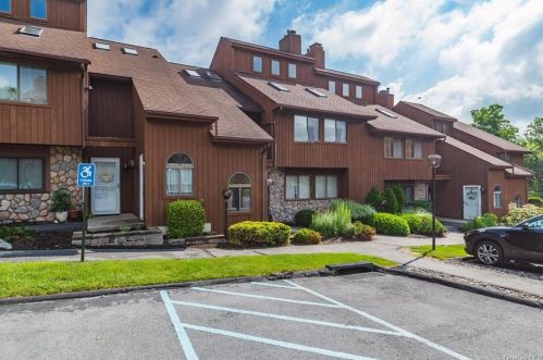 135 Swan Ct, Poughkeepsie NY  12603-6971 exterior