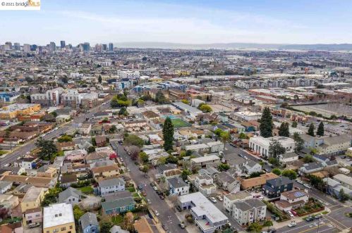 4327 Essex St, Oakland CA 94608-1216 exterior