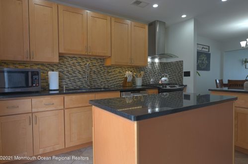 533 Dorothy Pl, Bricktown NJ  08723-8042 exterior