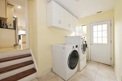 129 Hicks Ln, Great Neck NY  11024-2104 exterior