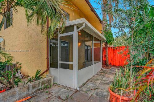 7692 Oakmont Cir, Hialeah FL  33015-2046 exterior