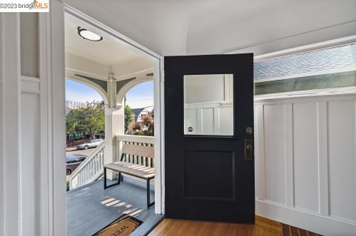 4143 Howe St, Oakland CA 94611-5117 exterior